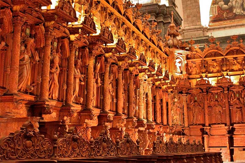 Interior de la Catedral con retablos