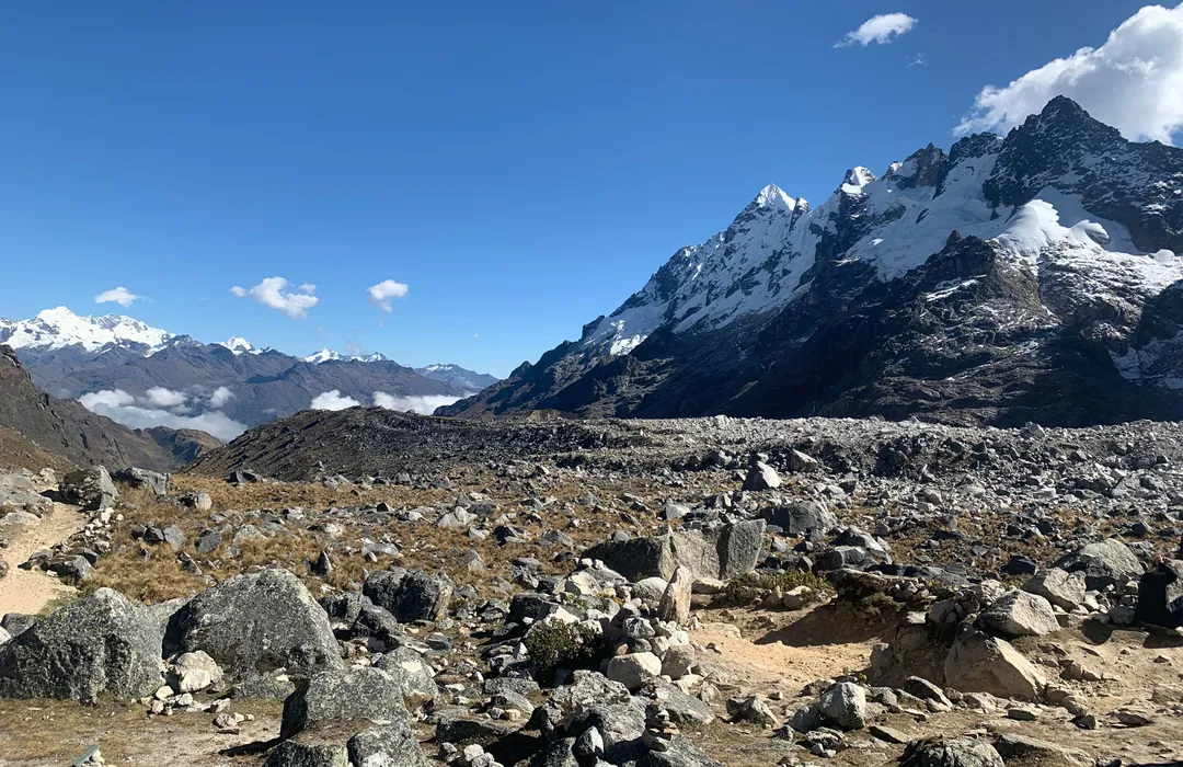 Sendero con vistas a nevados