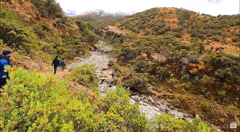 Trayecto entre pastizales y quebradas
