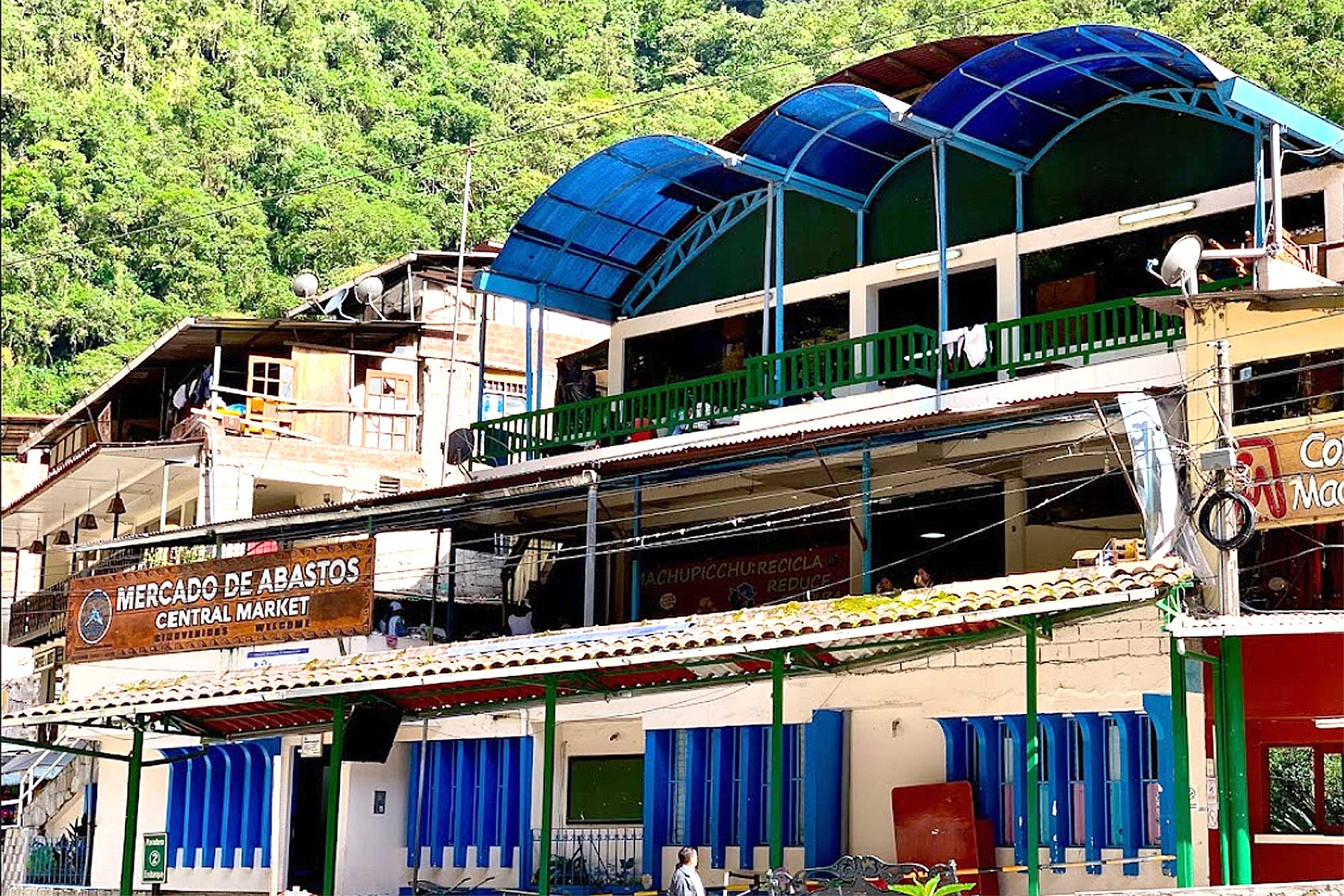 Mercado artesanal y tiendas de recuerdos