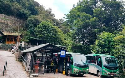 Bus descendiendo desde Machu Picchu