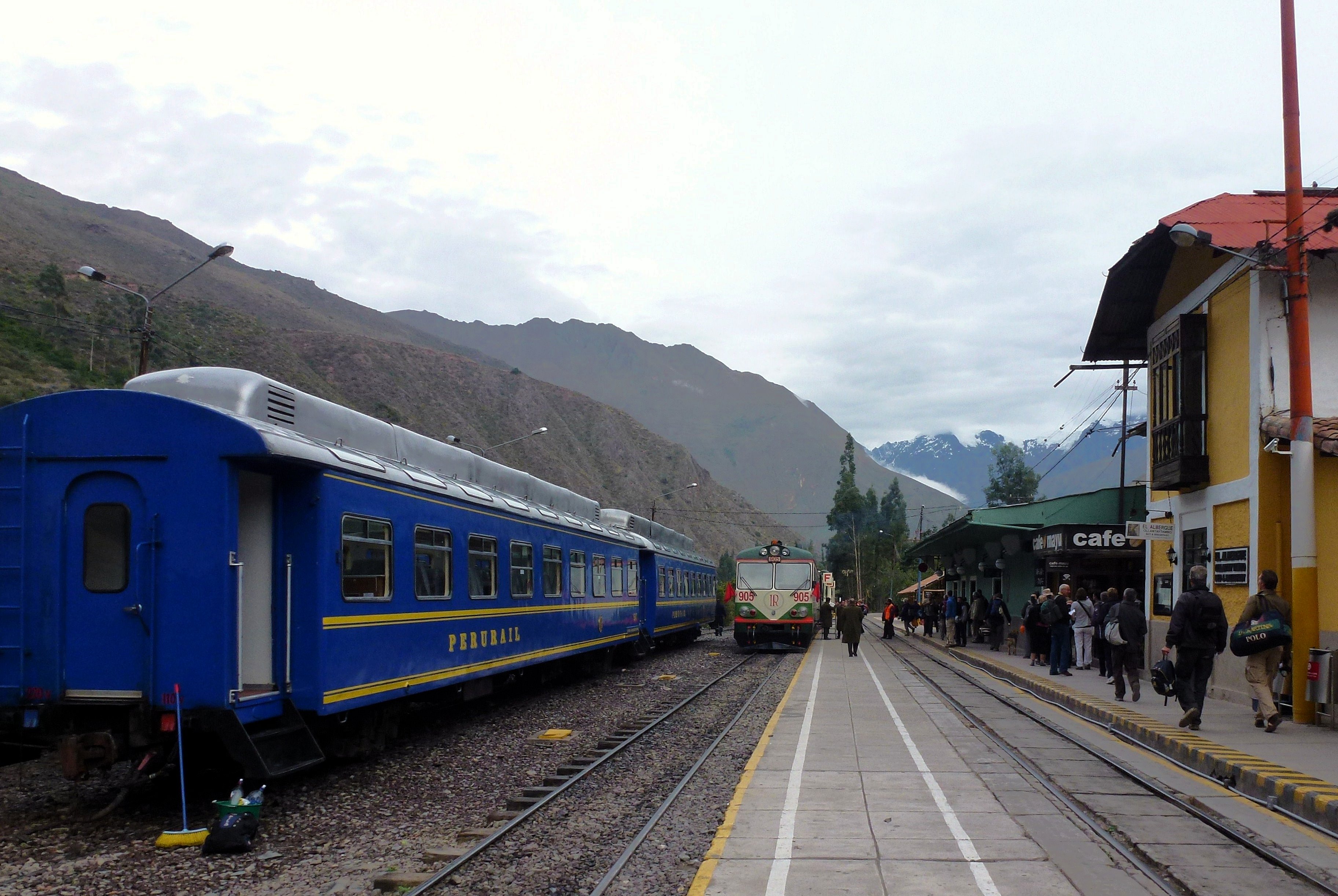 Estación de tren de Ollantaytambo al amanecer