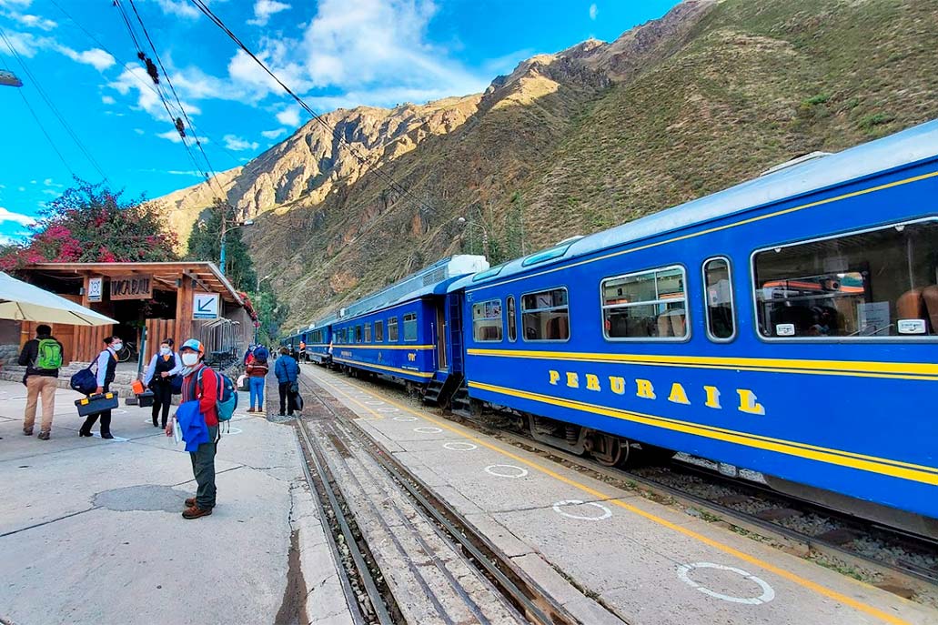 Tren nocturno saliendo de Aguas Calientes