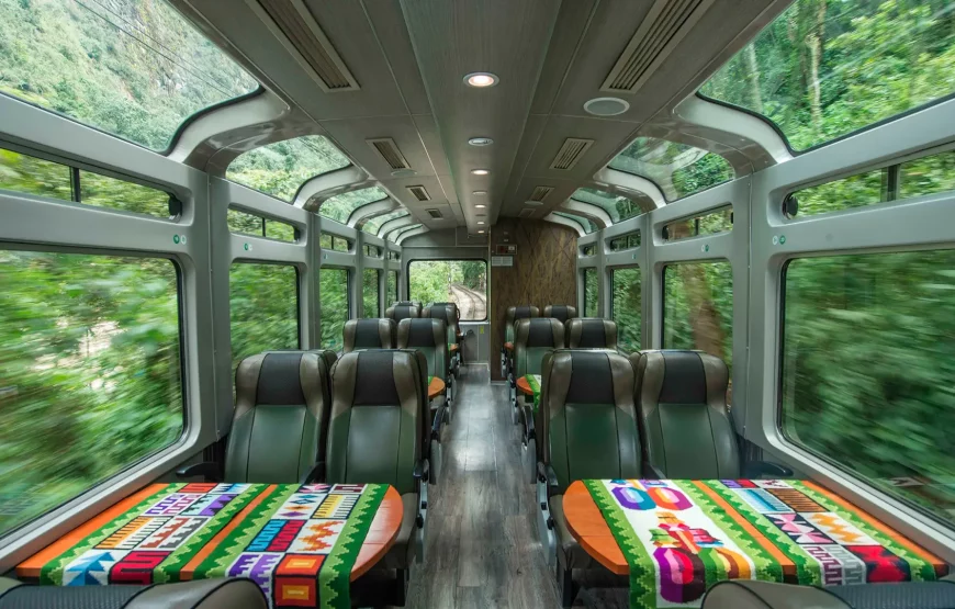 Interior del tren turístico en retorno