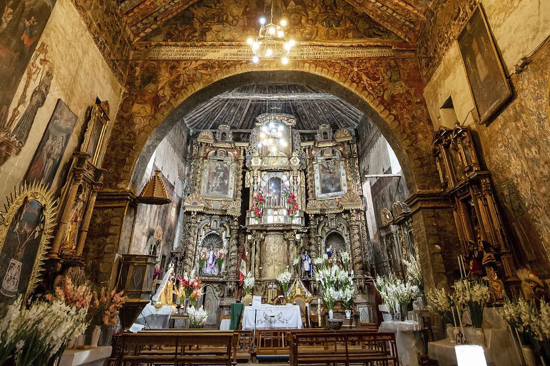 Iglesia colonial en Chinchero sobre bases incas