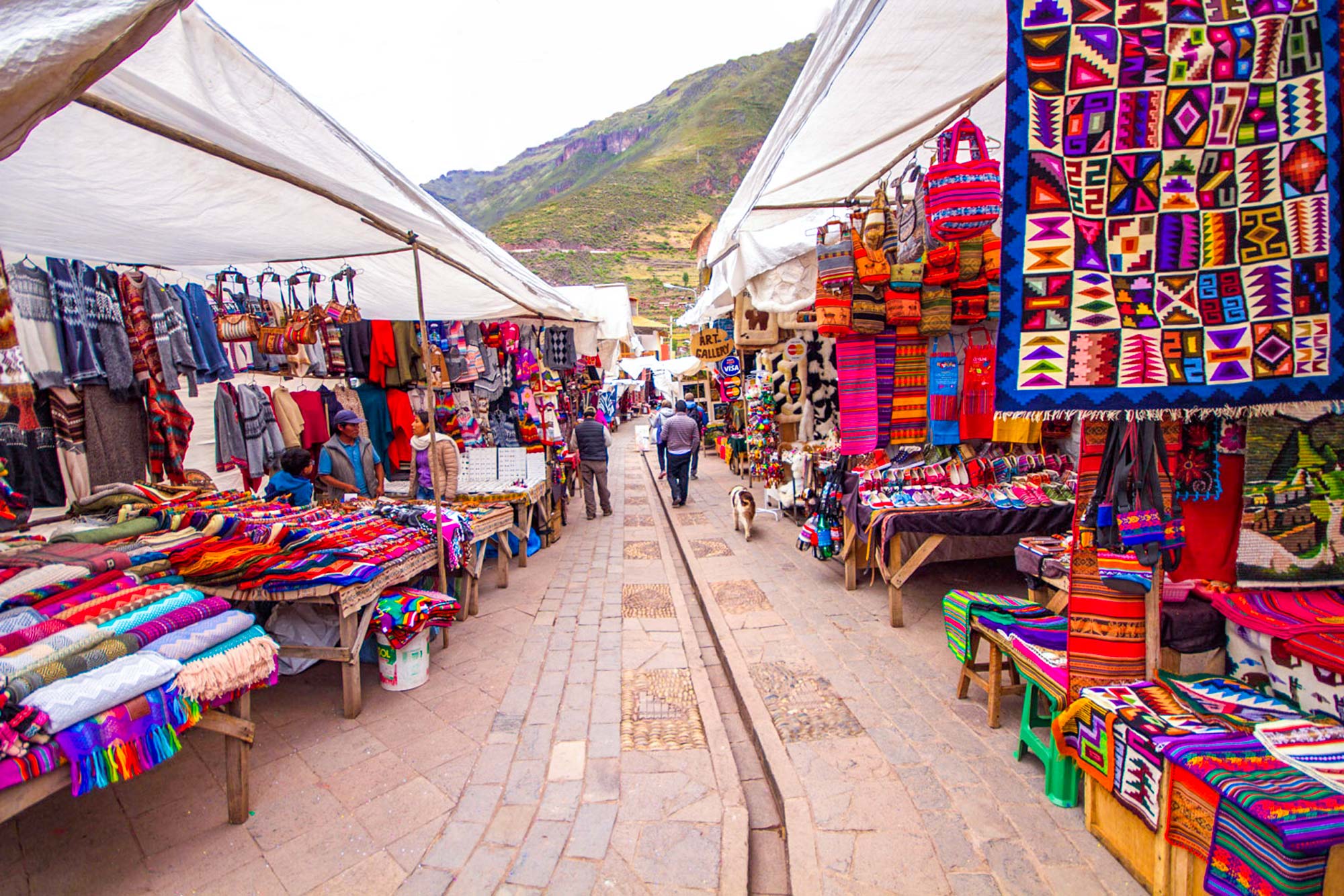 Puestos artesanales en el mercado de Pisac