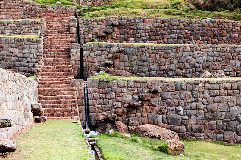 Detalle de canal de agua en piedra